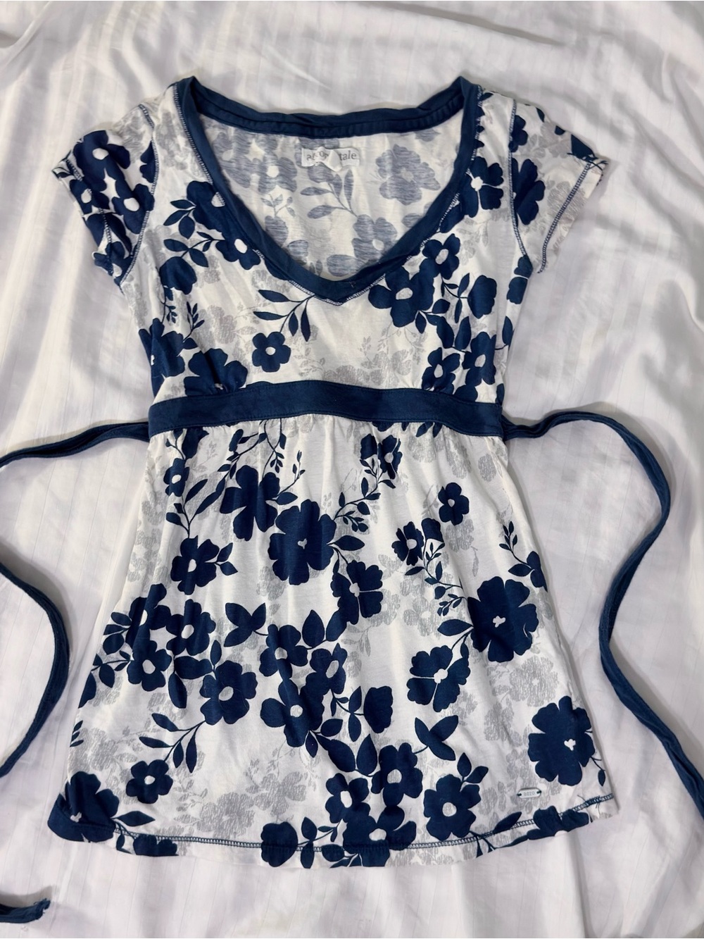 Rare Vintage Y2K Navy Blue & White Floral Aeropostale Tie-Back Babydoll Top